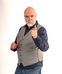 professeur âgé chauve et barbu qui point du doigt - fond blanc