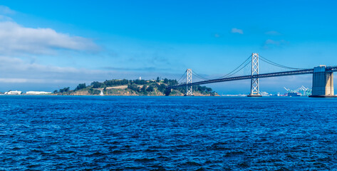 Fototapeta premium A view from the Ferry Terminal Plaza towards the Oakland Bay bridge and Yerba Buena Island in San Francisco in early springtime