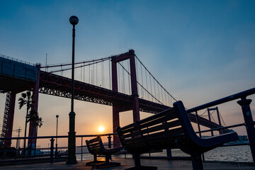 若戸大橋と洞海湾の夕暮れを眺めるベンチ　福岡県