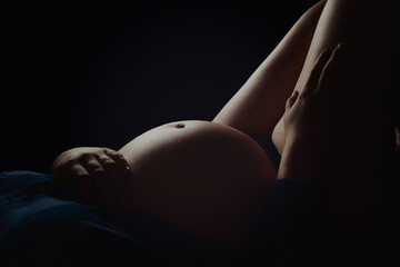 babybauch, schwanger, schwangerenshooting, baby, bauch, dick, rund, mama, mutter, frau, körper,...