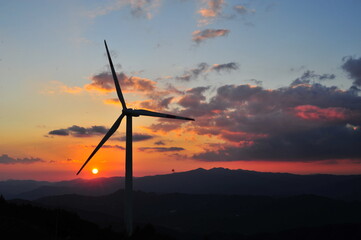 Obraz premium wind turbine at sunset