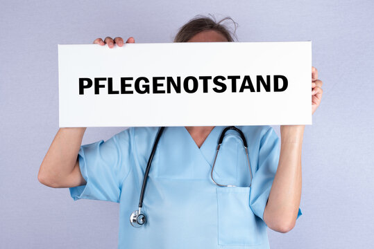 Krankenschwester oder Altenpflegerin mit einer Tafel auf der Pflegenotstand steht