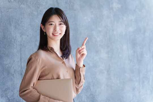 ノートパソコンを持つ女性ビジネスマン