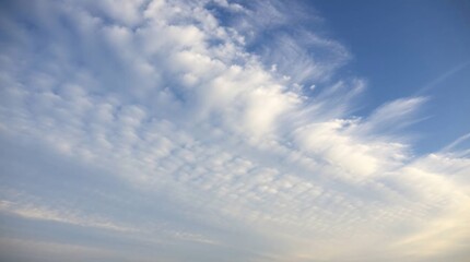 Obraz premium Majestic Layered Altocumulus Clouds with Atmospheric Perspective