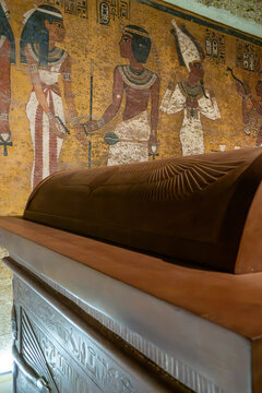 イシス・ネフティス・ケルケト・ネイト四女神が守護する珪岩製の石棺