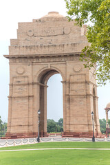 Obraz premium The India Gate is a grand war memorial near Rajpath in New Delhi, honoring fallen soldiers with historical and architectural significance.