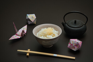 南部鉄器の急須と茶碗に盛られた炊き立てのご飯