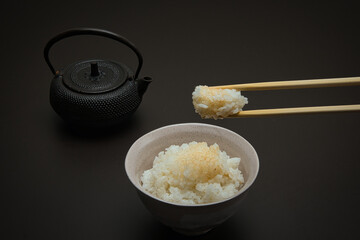 南部鉄器の急須と茶碗に盛られた炊き立てのご飯