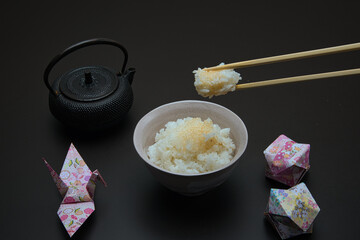 南部鉄器の急須と茶碗に盛られた炊き立てのご飯