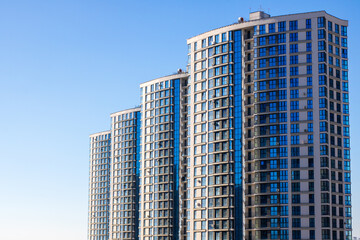 Obraz premium A series of tall skyscrapers standing against a clear blue sky
