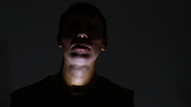 luz com lanterna em rosto de homem 