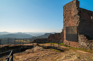 BURGRUINE LINDELBRUNN BEI VORDERWEIDENTHAL / Pfälzerwald 