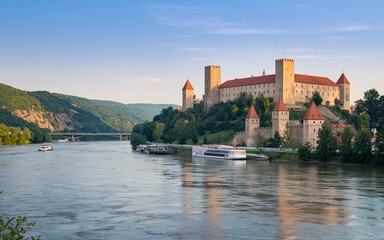 Obraz premium Danube River, Castle by River at Dawn