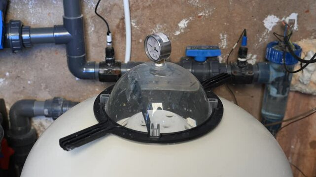 Swimming pool filter with the filter turned on
