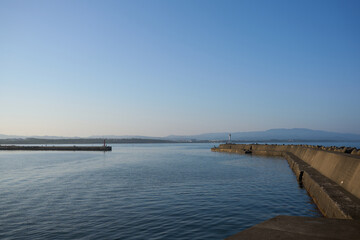田舎町から見える海岸海景色