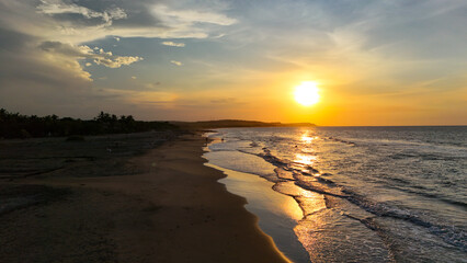 Foto aérea capturado con drone sobre una playa de la costa caribe colombiana, al atardecer.