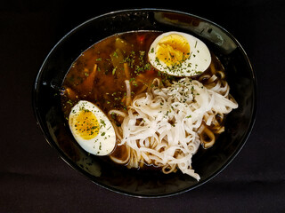 Ramen Japanische Nudelsuppe mit Gemüse und Ei