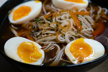 Ramen Japanische Nudelsuppe mit Gemüse und Ei