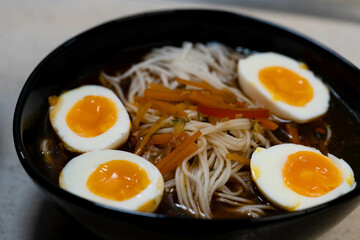 Ramen Japanische Nudelsuppe mit Gemüse und Ei
