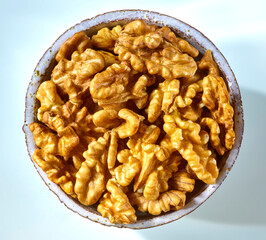 Walnuesse in heller Schale Topshot, walnüsse, isoliert, Schale mit nüssen, gesund