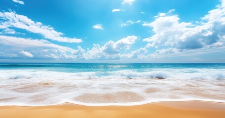 Obraz premium Plage magnifique avec ciel bleu et nuages ​​blancs, rivage sablonneux et vagues dans l'océan, arrière-plan de vacances d'été, de voyage et de tourisme.