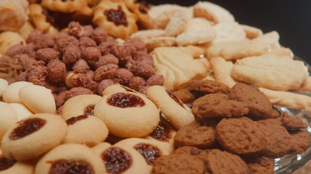 4k Close-up Macro de bandeja de biscoitos amanteigados e petit four com movimento	
