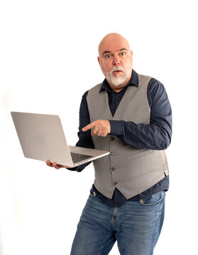 acteur jouant un manager mature &eacute;tonn&eacute; par ce qu'il voir sur l'&eacute;cran de son ordinateur portable - fond blanc
