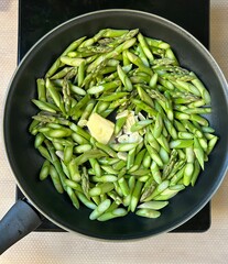SPRING IS COMING: green asparagus from the pan