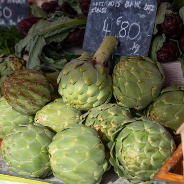 March&eacute; de produits frais. Artichauts.