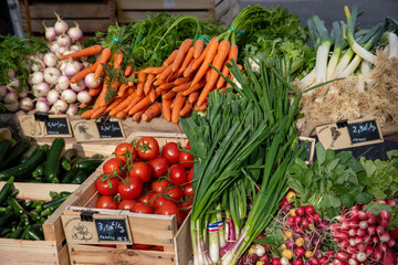 Marché de produits frais. Tomates, poireaux, carottes, salade.