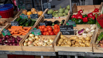 Marché de produits frais. Légumes frais.