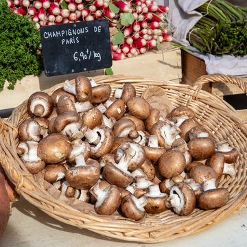 March&eacute; de produits frais. Champignons de Paris.