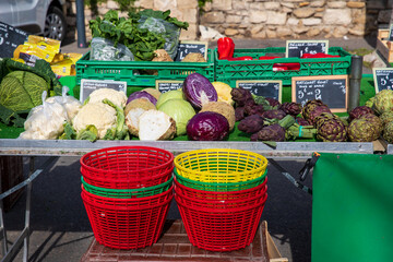 Marché de produits frais. Paniers.