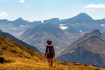 Face au cirque de gavarnie dans les Hautes Pyrénées, brèche de Roland, Taillon, casque, Marboré
