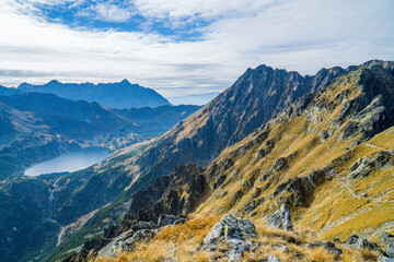 Przełęcz Krzyżne góry Tatry wysokie jesienią 