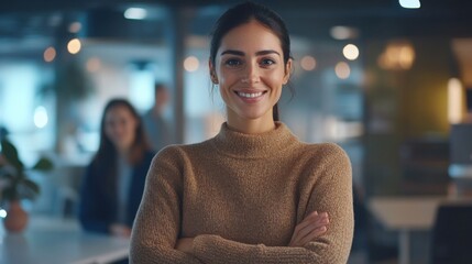 Femme souriante dans un bureau moderne