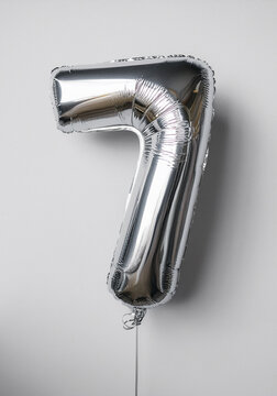 7 als zahl, 3D Luftballon in silber, Generated Image