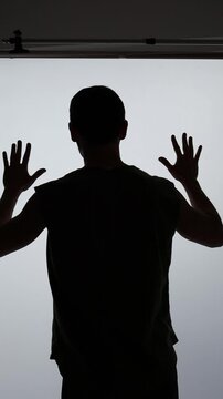 silhueta de homem  lutando para sair de pris&atilde;o 
