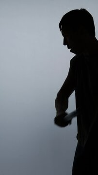 silhueta de homem brigando com cacetete 