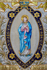 2025-01-26, Église Saint Marc - Orléans, FRANCE. Embroidered religious ceremonial banner (19th century) of Virgin Mary at prayer. .