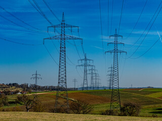 Hochspannungsmasten und Bäume