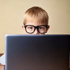 Ein blonder Junge mit Brille sitzt hinter einem hochgeklappten Laptop.