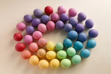 Obraz premium Colorful arrangement of Easter eggs in a circular pattern for spring celebration