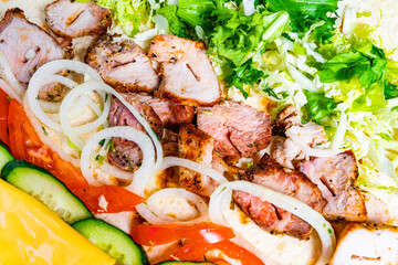 Succulent grilled meat with fresh vegetables in a colorful platter