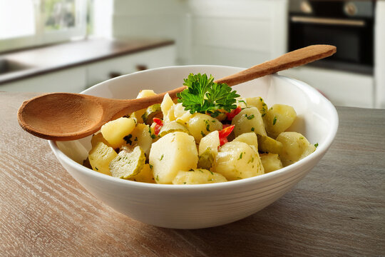 Ensalada de papa alemana con aderezo de vinagreta, perejil fresco y trozos de pepinillo