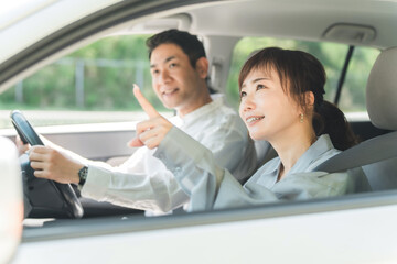ドライブ中に楽しそうに会話する中年夫婦
