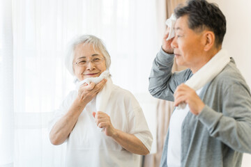 Obraz premium 介護施設・デイサービス・スポーツジムで運動・トレーニングするシニア世代の男女 