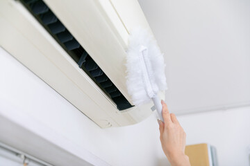 エアコン掃除する手元　 cleaning
