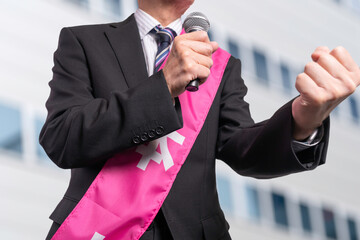 街頭で選挙演説をする候補者　選挙運動イメージ
