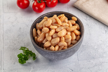 Canned white beans in the bowl